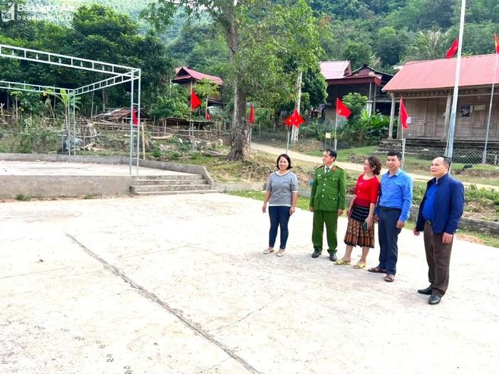 Nhờ dân vận khéo, bản Piêng Mựn, xã Mai Sơn đã xây dựng được sân vận động và sân khấu khang trang phục vụ sinh hoạt cộng đồng. Ảnh: K.L