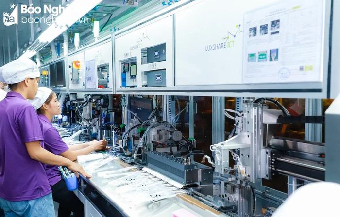  Lĩnh vực chế biến, chế tạo đang đóng vai trò ngày càng quan trọng vào sự phát triển của lĩnh vực công nghiệp ở Nghệ An. (Trong ảnh: Sản xuất tại nhà máy của Công ty Luxshare ICT tại VSIP Nghệ An). Ảnh: Thành Duy 
