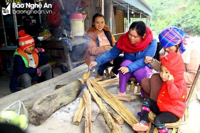  Trên các tuyến đường của huyện Kỳ Sơn, ở đâu cũng có những đám khói bay lên do người dân đốt lửa sưởi ấm. Ảnh: Xuân Hoàng 