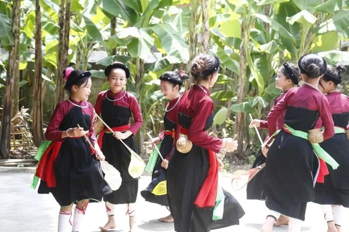 Đồng bào dân tộc Cao Lan ở Tuyên Quang sở hữu một kho tàng văn hóa truyền thống phong phú; hiện toàn xã Kim Phú (thành phố Tuyên Quang) có 5 câu lạc bộ gìn giữ bản sắc văn hóa dân tộc Cao Lan. Ảnh: TTXVN