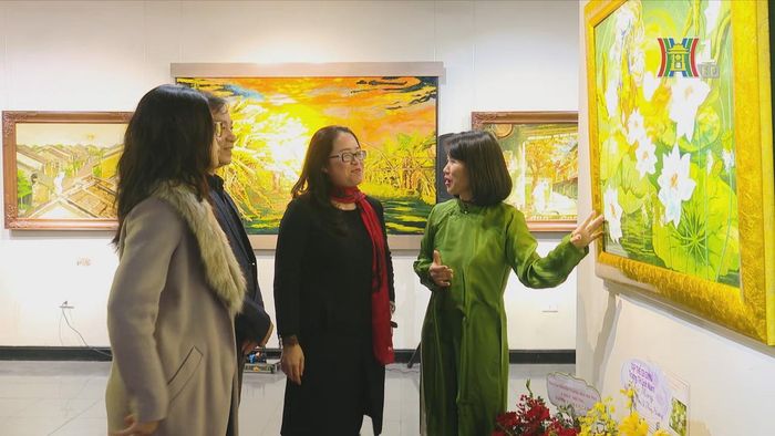 Triển lãm giới thiệu tới công chúng yêu mỹ thuật hơn 20 bức tranh mới được nhà giáo - họa sĩ Thúy Hường sáng tác.