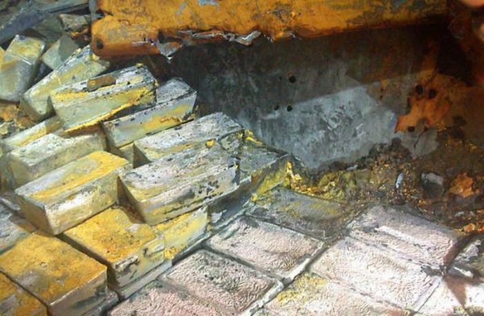 Thêm những chiếc hòm sắt được tìm thấy, năm 2001.