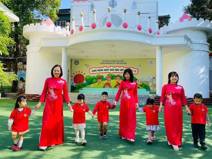 Cô và trò Trường Mầm non CLC Việt -Triều Hữu nghị (Ảnh: FBNT)