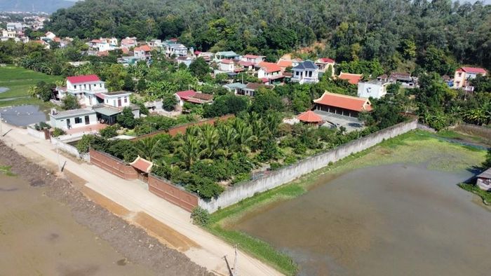 Toàn cảnh khu đất mà ông T đã xây tường vây quanh