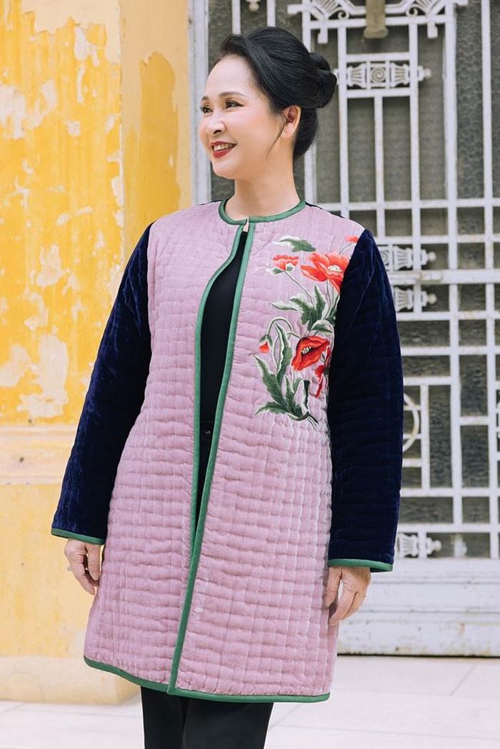 Chất liệu nhung được sử dụng trong sản phẩm không chỉ mang lại vẻ sang trọng mà còn tạo cảm giác ấm áp và nhẹ nhàng khi mặc