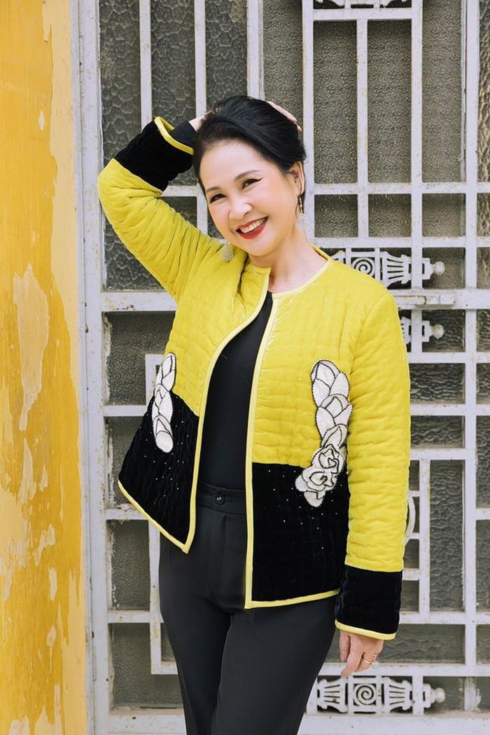 Nữ diễn viên tươi cười rạng rỡ khi diện trang phục của NTK Đức Hùng