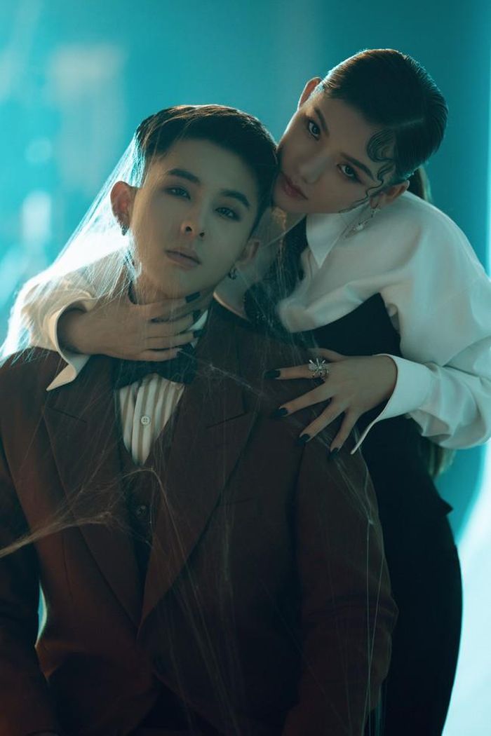 “Phù thủy” Myra Trần (phải) trong MV “Môi chạm môi” có nhiệm vụ chuyên tìm bắt trai hư
