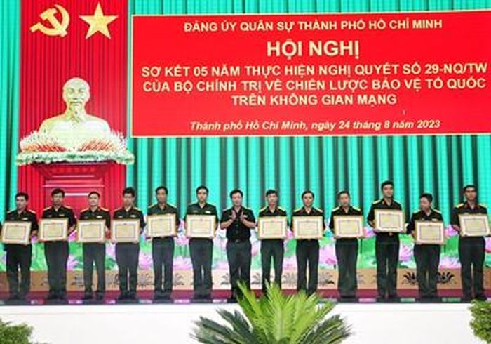  Thiếu tướng Phan Văn Xựng trao thưởng các tập thể, cá nhân tiêu biểu trong thực hiện Nghị quyết 29 của Bộ Chính trị về Chiến lược bảo vệ Tổ quốc trên không gian mạng. Ảnh: LÊ HUY 