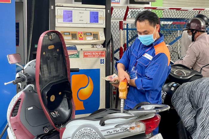  Người dân đổ xăng tại một cây xăng trên địa bàn TPHCM. Ảnh: HOÀNG HÙNG 