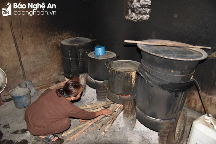  Các hộ ở bản Bà còn nấu rượu truyền thống, tận dụng hèm rượu để làm thức ăn cho lợn. Ảnh: HT 