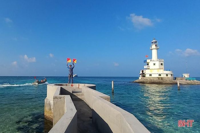 Chiến sỹ trên đảo Đá Tây B làm hoa tiêu dẫn đường cho thuyền cập đảo. Ảnh do Đoàn công tác số 4 cung cấp.