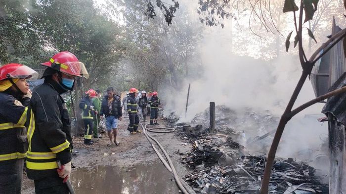  Rạng sáng ngày 26/12, người dân phát hiện cháy tại bãi rác phế liệu khu làng nghề Tân Triều mới tại Thanh Trì, Hà Nội. (Ảnh: Hoài Nam/Vietnam+) 