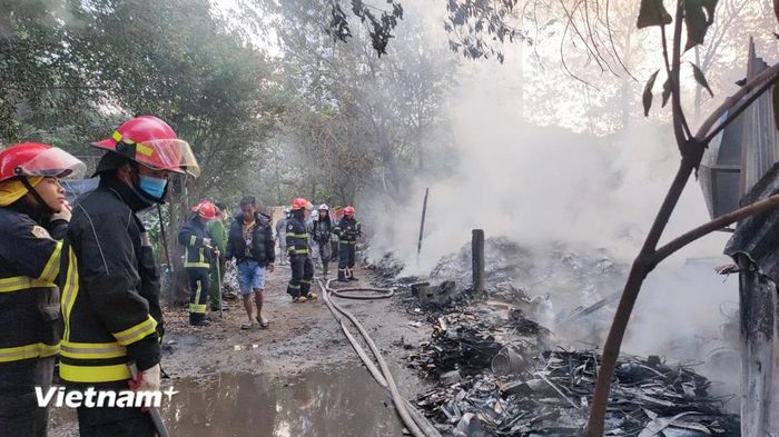  Rạng sáng ngày 26/12, người dân phát hiện cháy tại bãi rác phế liệu khu làng nghề Tân Triều mới tại Thanh Trì, Hà Nội. (Ảnh: Hoài Nam/Vietnam+) 