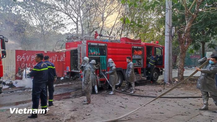  Thông tin người dân kể lại khoảng 6 giờ sáng nghe có tiếng nổ và thấy khói bốc lên, người dân sau đó đã gọi cứu hỏa. (Ảnh: Hoài Nam/Vietnam+) 