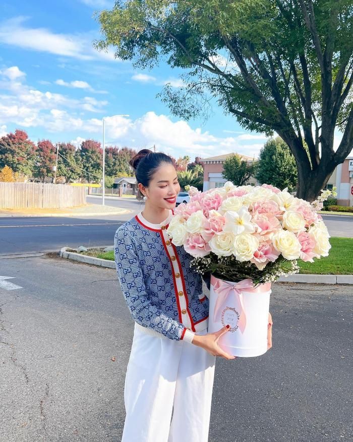 Phạm Hương thường xuyên khoe cuộc sống sang chảnh được chồng yêu thương tại Mỹ. Quần áo của cô diện đều có thương hiệu và trị giá đắt đỏ.