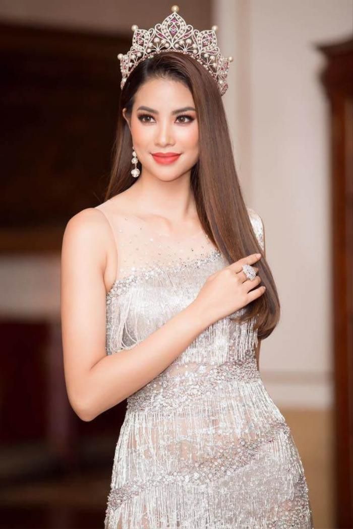Phạm Hương sinh năm 1991, cô từng tham gia nhiều cuộc thi sắc đẹp trước đây nhưng tên tuổi của Phạm Hương chỉ thực sự vụt sáng khi đăng quang ngôi vị Hoa hậu Hoàn vũ Việt Nam 2015. Ngoài ra, nhan sắc hoàn hảo của chân dài này được săn đón nồng nhiệt và giúp định vị được thương hiệu "hoàn vũ" trong mắt cộng đồng hoa hậu ở quê hương.