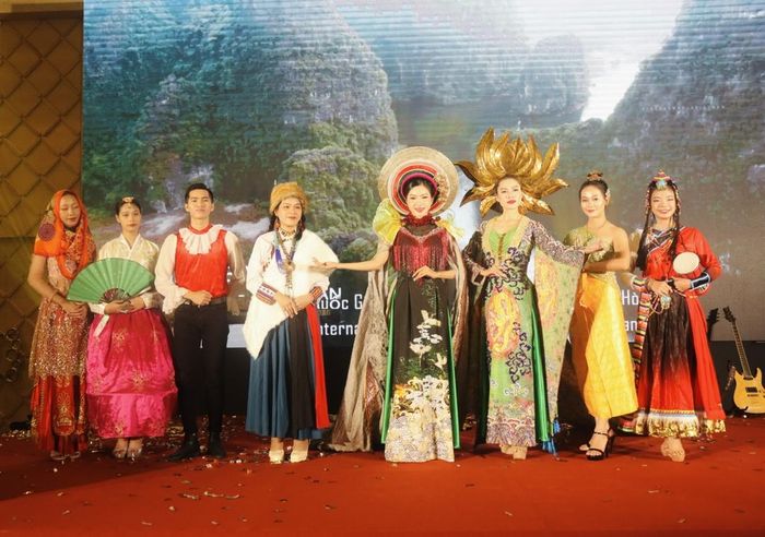 Màn trình diễn trang phục truyền thống của các quốc gia có đường bay kết nối đến Cam Ranh, Khánh Hòa