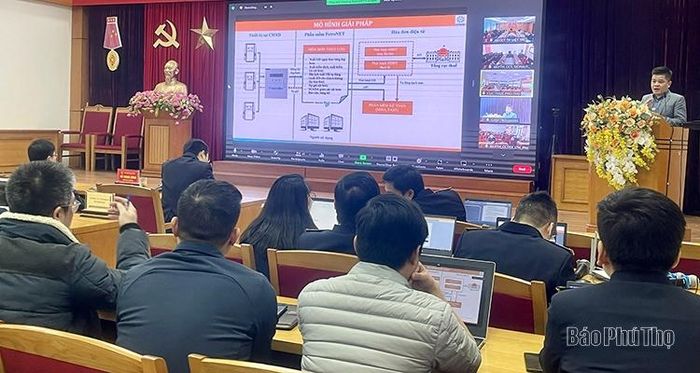 Đại diện đơn vị cung cấp giới thiệu một số giải pháp tháo gỡ khó khăn trong triển khai HĐĐT đối với hoạt động kinh doanh xăng dầu.