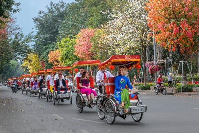 Hà Nội là điểm đến yêu thích của nhiều du khách trong nước và bạn bè quốc tế.