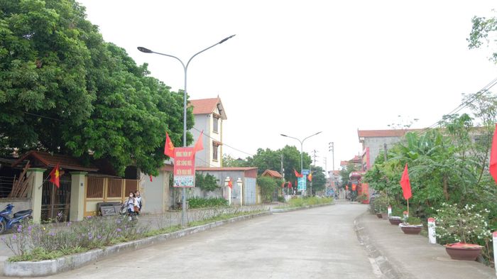 Giao thông ở xã Tản Hồng được mở rộng phục vụ phát triển kinh tế - xã hội.