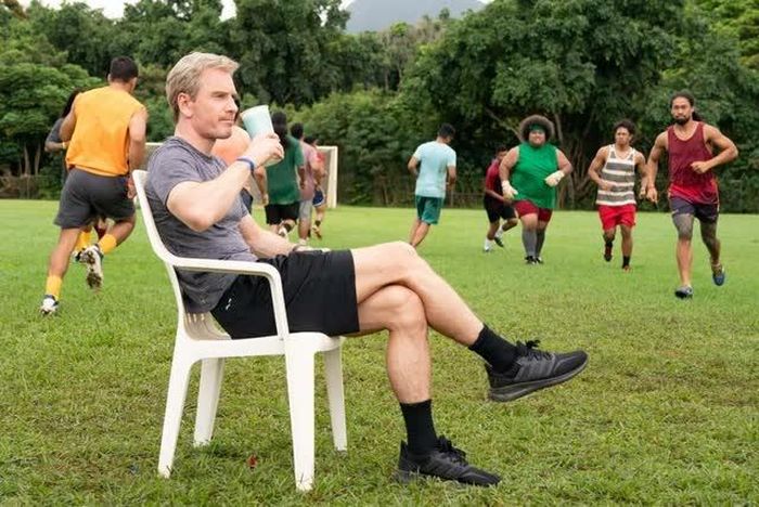 Huấn luyện viên Thomas Rongen (ngồi ghế) trong phim