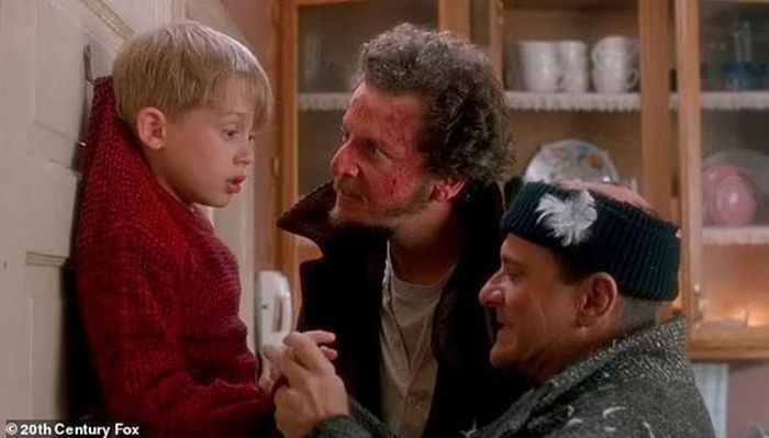 Kevin McCallister của Macaulay Culkin sử dụng ngôi nhà của gia đình mình làm vũ khí chống lại bọn trộm