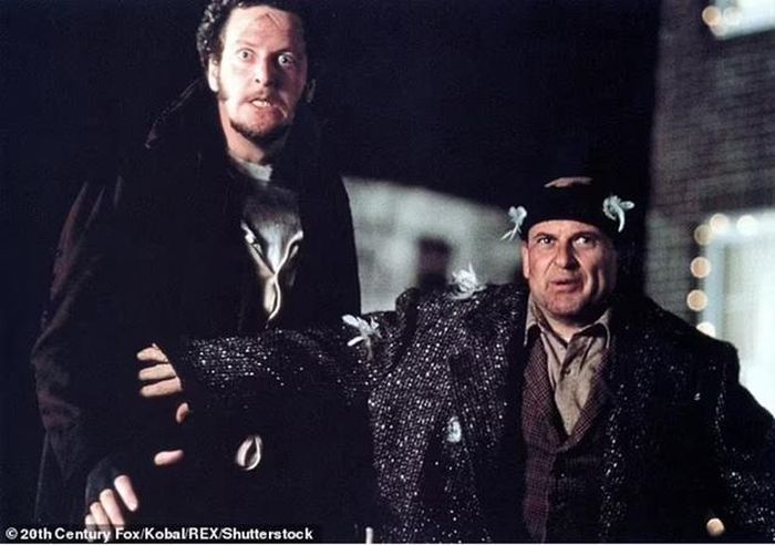 Daniel Stern (trái), người đóng vai Marv trong phim, gần như đã từ chối vai diễn này hai lần sau khi Warner Bros. không tăng lương cho anh