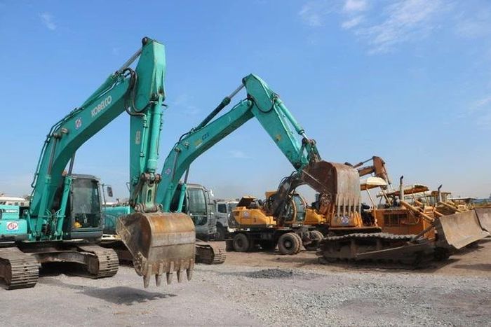 Các phương tiện máy móc thực hiện xây dựng Khu tái định cư Long Phước.
