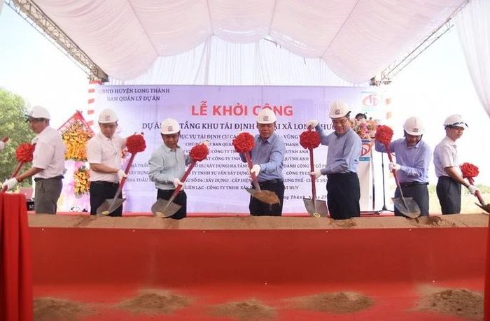 Lãnh đạo tỉnh Đồng Nai và huyện Long Thành thực hiện nghi thức khởi công Khu tái định cư Long Phước.