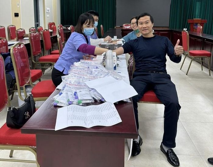  Chủ tịch Công đoàn CQ Vusta Trần Xuân Việt đang được cán bộ y tế lấy máu