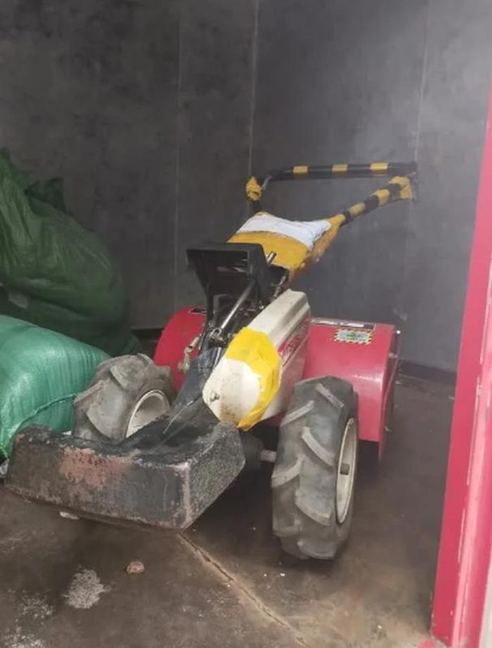 Điều đáng nói chính là kích thước của món hàng khiến cho người có kinh nghiệm giao hàng lâu năm cũng phải ''bó tay'' vì không biết phải chở thế nào.