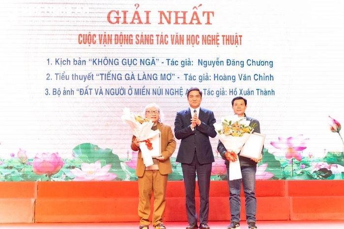 Đồng chí Hoàng Nghĩa Hiếu - Phó Bí thư Tỉnh ủy trao thưởng cho các tác giả đoạt giải Nhất Cuộc vận động sáng tác văn học nghệ thuật về chủ đề “Xây dựng nông thôn mới, xây dựng con người, văn hóa Nghệ An đáp ứng yêu cầu phát triển bền vững đất nước”. Ảnh: Minh Quân 