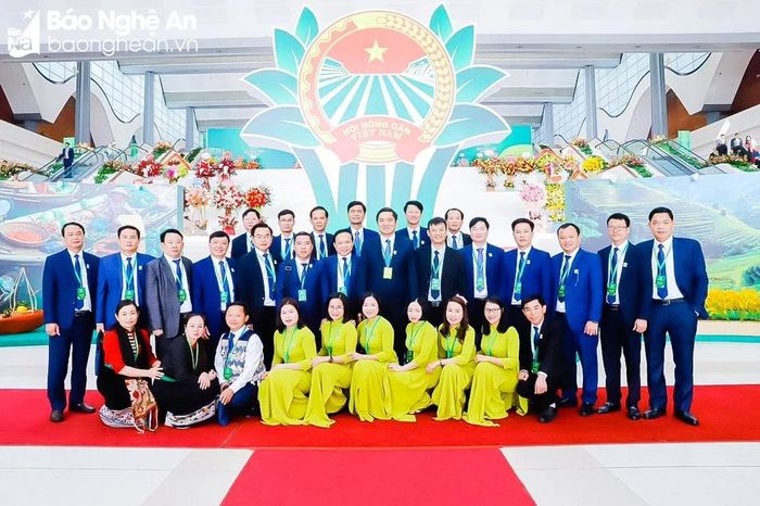  Đồng chí Hoàng Nghĩa Hiếu - Phó Bí thư Tỉnh ủy chúc mừng và chụp ảnh lưu niệm cùng đoàn đại biểu Nghệ An. Ảnh: Hoàng Minh 