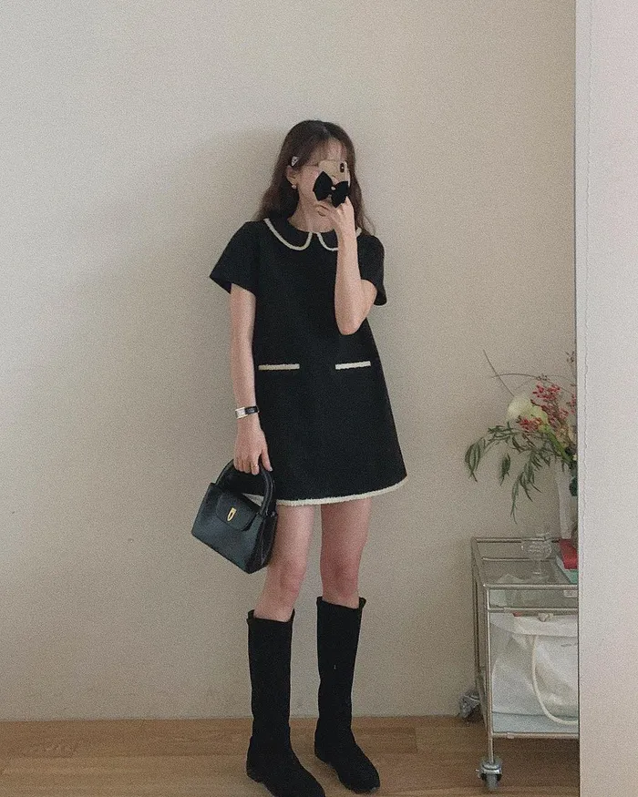 Với những nàng thấp bé, bạn nên chọn những mẫu váy ngắn trên đầu gối để cơ thể trông cao ráo hơn. Cô nàng này ghi điểm nữ tính với mẫu váy ngắn, cổ sen mix cùng boots cao cổ