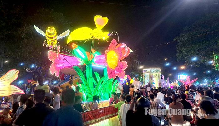 Lễ hội đường phố tại thành phố Tuyên Quang được tổ chức vào dịp Tết Trung thu hằng năm. Ảnh: Thảo Linh