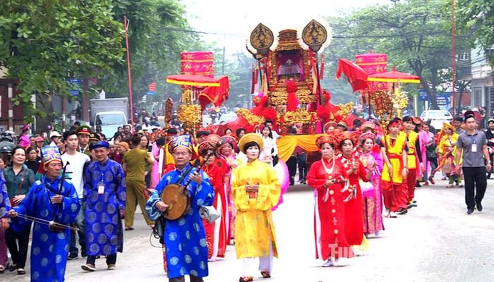 Lễ hội rước Mẫu đền Hạ được tổ chức vào tháng Giêng tại thành phố Tuyên Quang. Ảnh: K.T