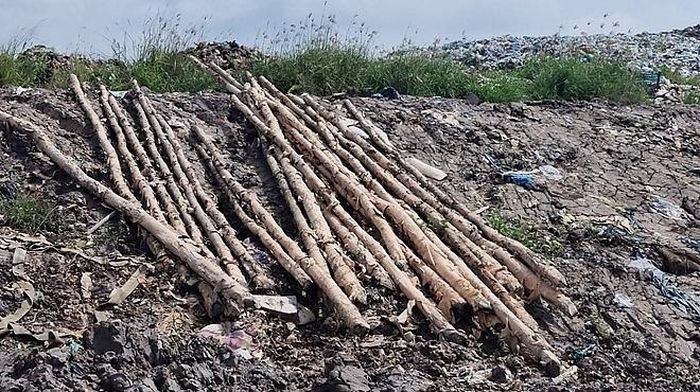 Đê bao ở bãi rác Phú Hòa, Vĩnh Long có nguy cơ vỡ.