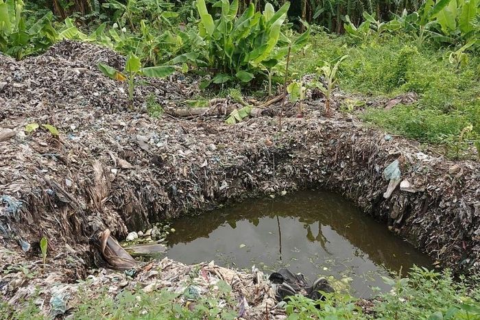 Bãi rác “khổng lồ” chắn ngang Dự án đường cao tốc Cần Thơ – Cà Mau.