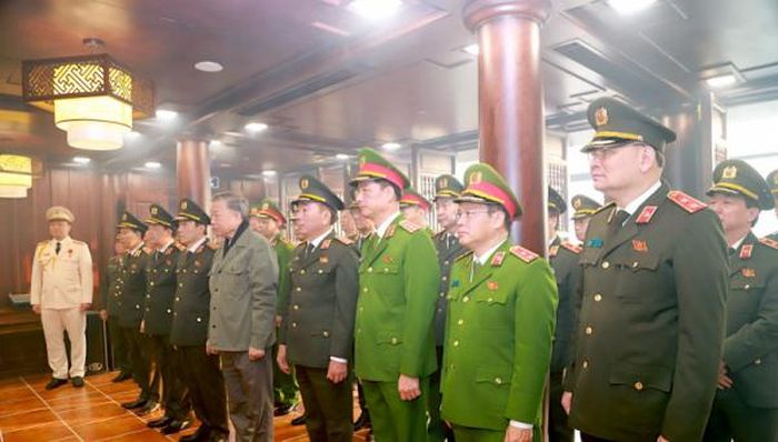 Đoàn đại biểu Đảng ủy Công an Trung ương, Bộ Công an dâng hương tưởng niệm Chủ tịch Hồ Chí Minh.