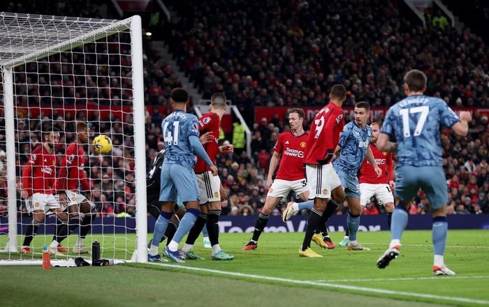 Lenglet nhân đôi cách biệt cho đội khách.