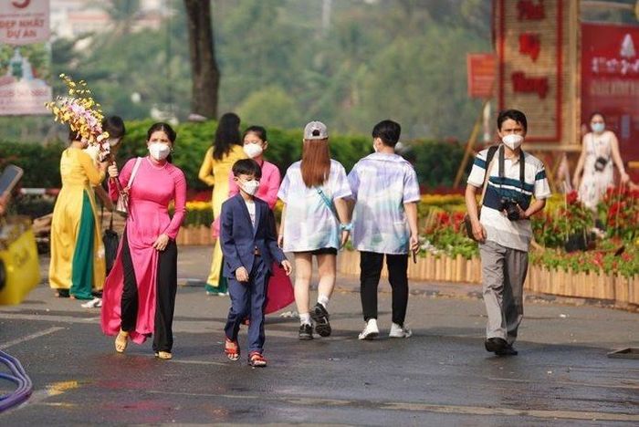 Người dân tham dự đường hoa Phú Mỹ Hưng, quận 7, thành phố Hồ Chí Minh.