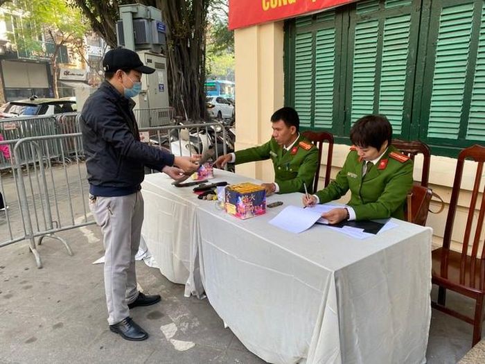 Người dân tự giác đến giao nộp các loại vũ khí "nóng", công cụ hỗ trợ và pháo