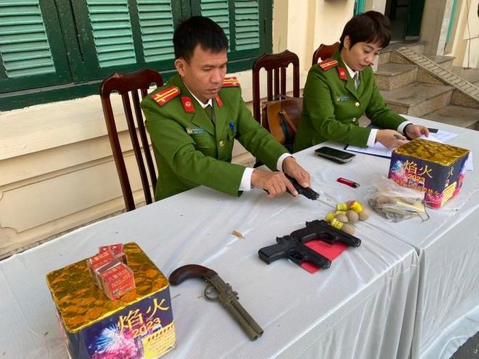 Lực lượng Công an đã thu hồi 1 khẩu súng ngắn tự chế, 145 viên đạn cùng nhiều vũ khí "nóng" và công cụ hỗ trợ