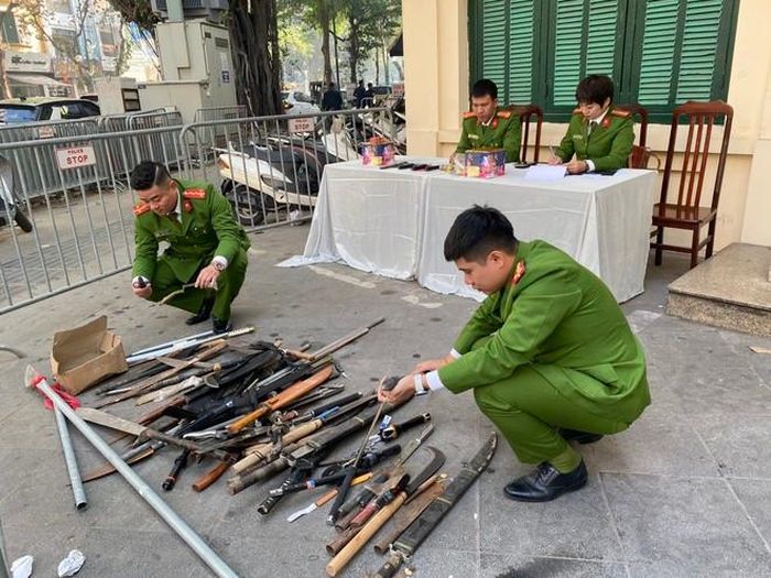 Việc thu hồi các loại vũ khí, vật liệu nổ, công cụ hỗ trợ và pháo góp phần đảm bảo an ninh trật tự trên địa bàn Thủ đô