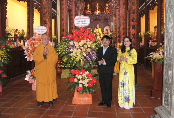 Quận ủy-HĐND-UBND-Ủy ban MTTQ quận Hoàn Kiếm tặng hoa chúc mừng Hội nghị.