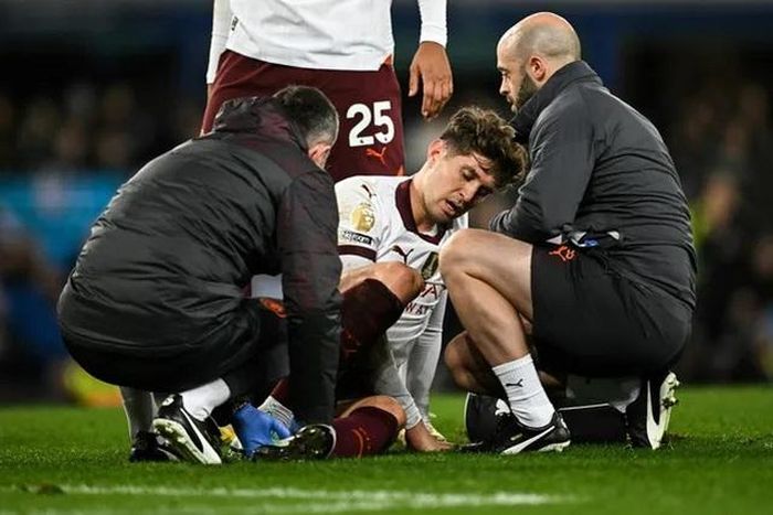 Stones gặp chấn thương và sớm phải rời sân trong trận đấu với Everton