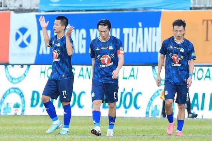 A Hoàng gửi bàn thắng tặng người mẹ của anh. Ảnh: Hoàng Linh