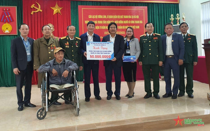 Những món quà ý nghĩa được trao tặng các đồng chí thương, bệnh binh và người có công. 