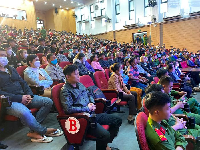 Hàng trăm người theo dõi phiên tòa lưu động.