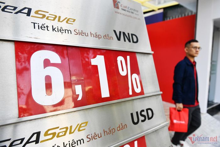 SeABank vẫn trưng biển mời gọi gửi tiền lãi suất lên đến 6,1%/năm. (Ảnh: Hoàng Hà).